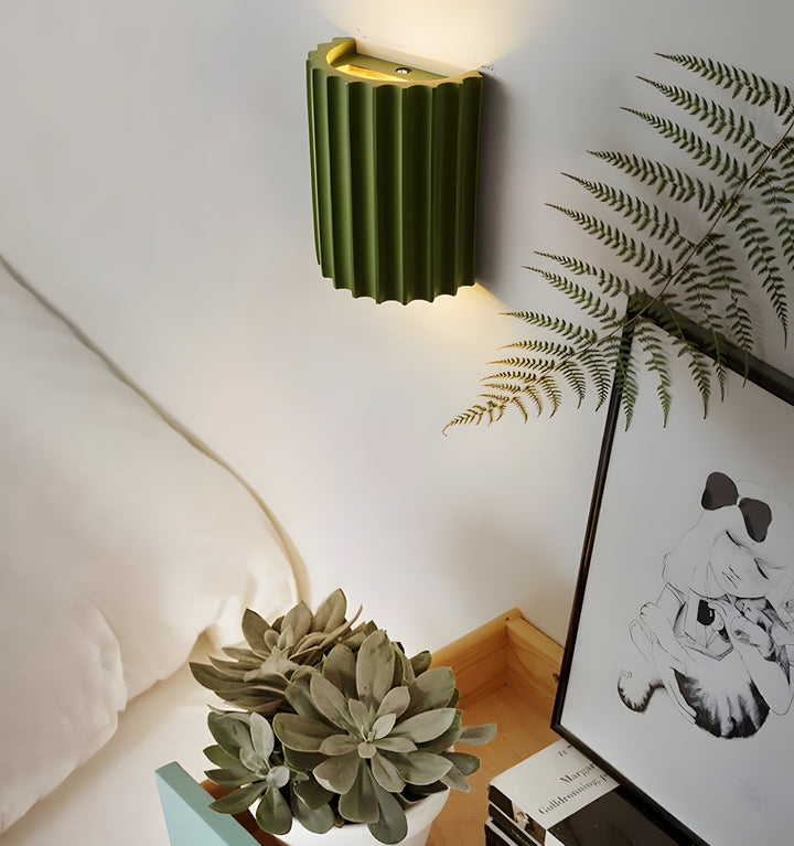 FLUTED RESIN WALL LAMP