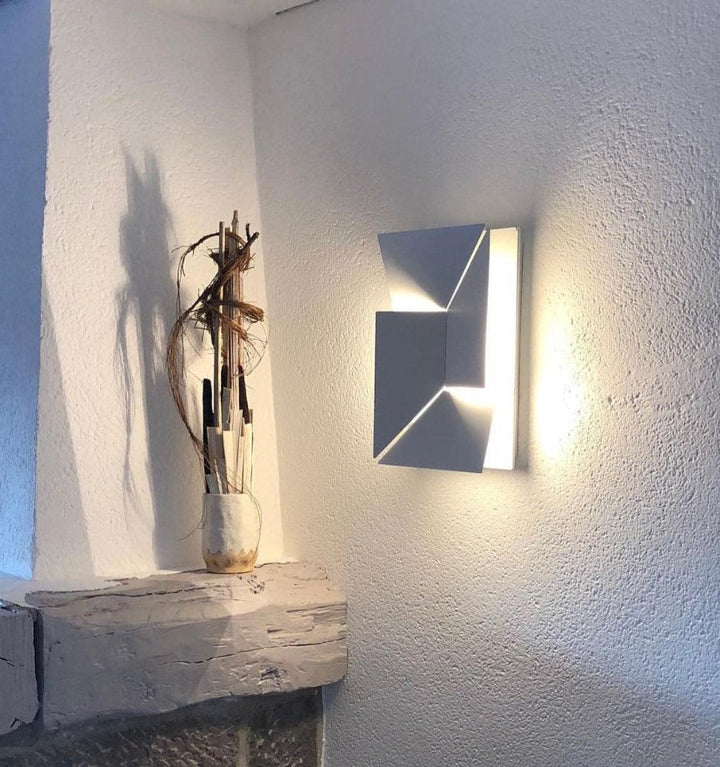 SHADOWS WALL LAMP